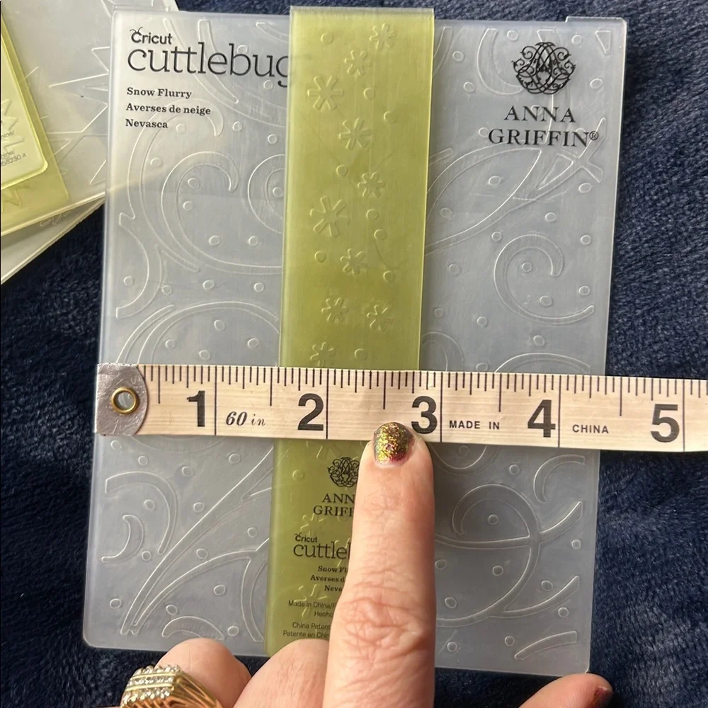 Like New Anna Griffin Cuttlebug Cricut Christmas Embossing Folders Set of 3 snow